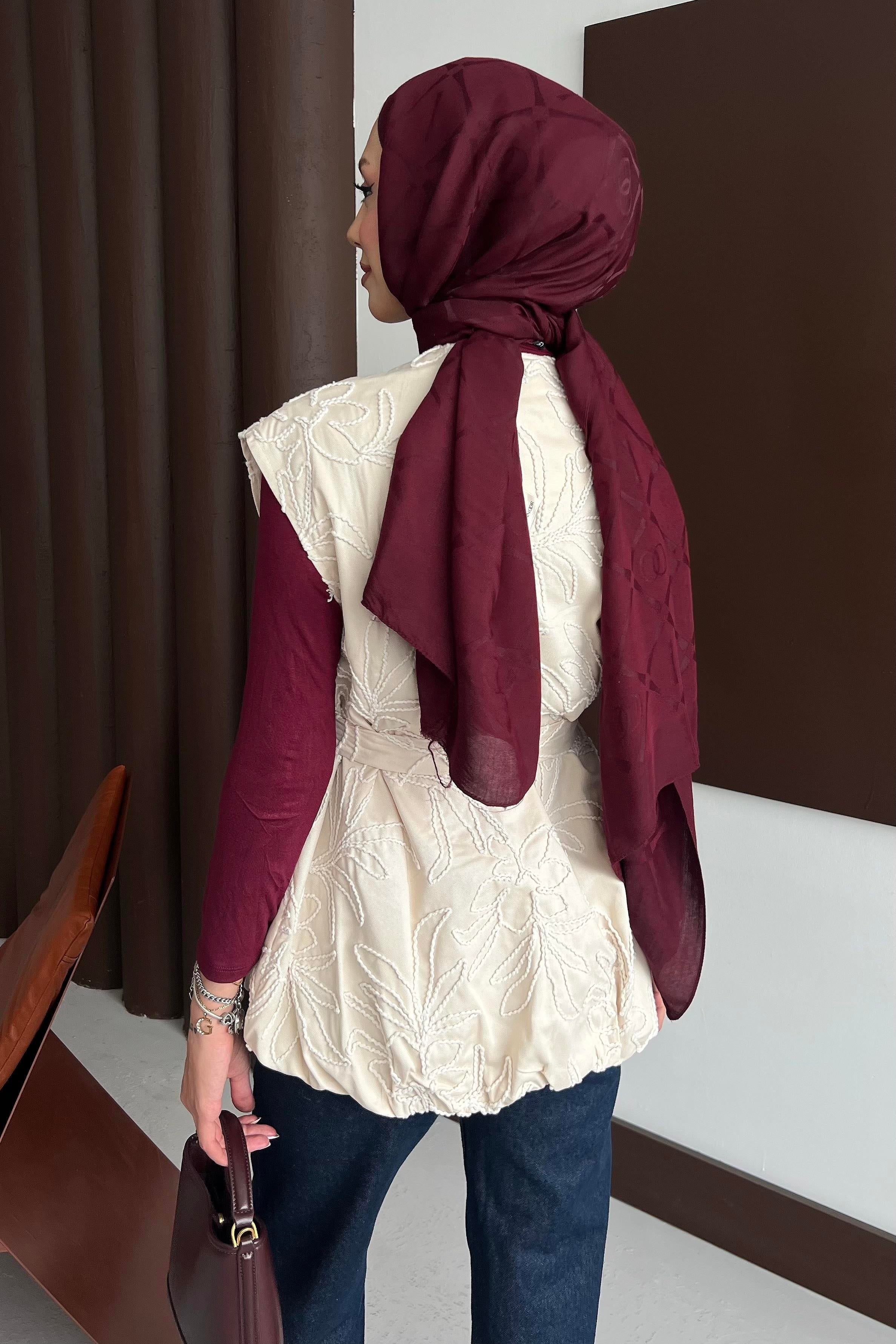 Naila Gabardin-Weste mit Zierstickerei