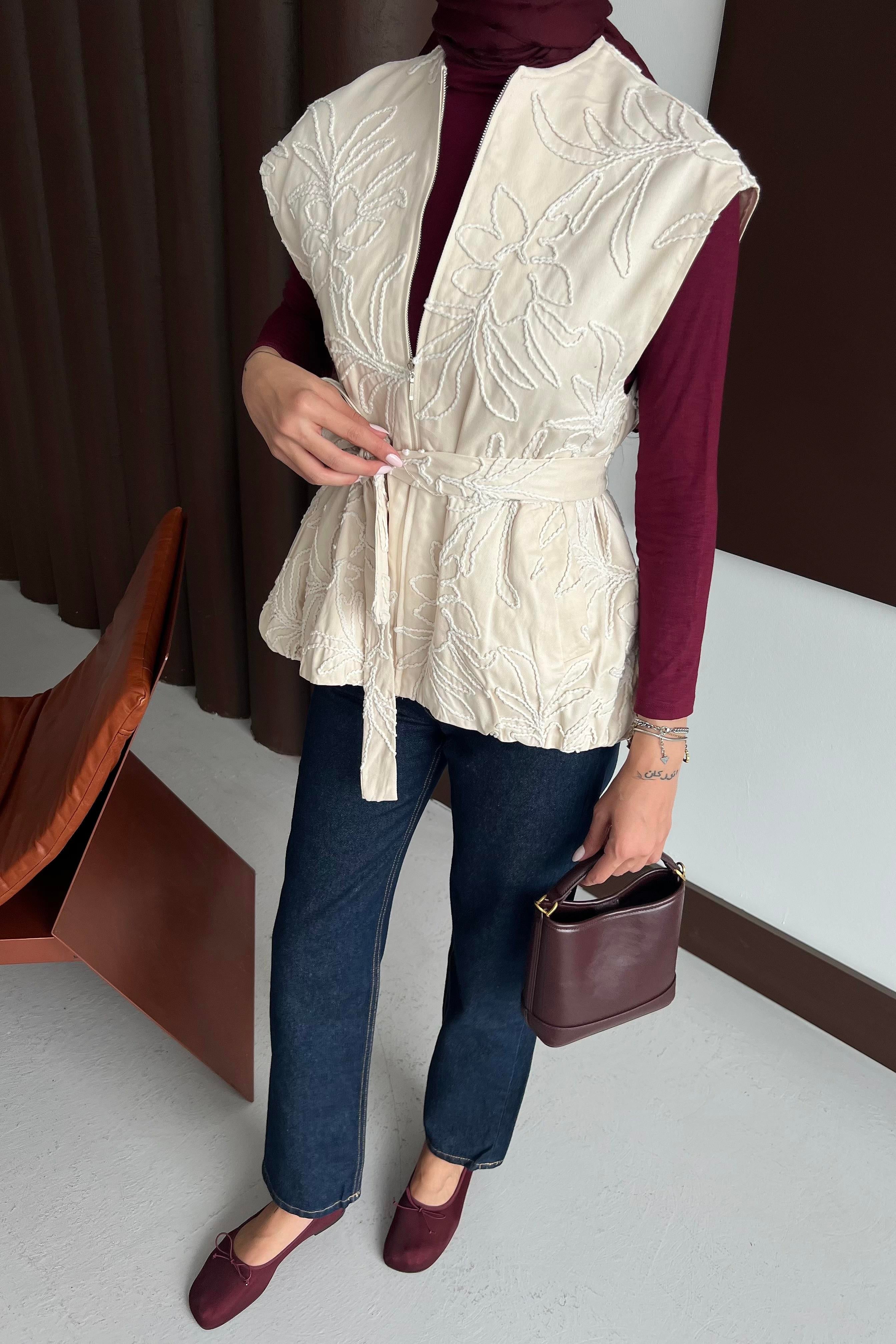 Naila Gabardin-Weste mit Zierstickerei