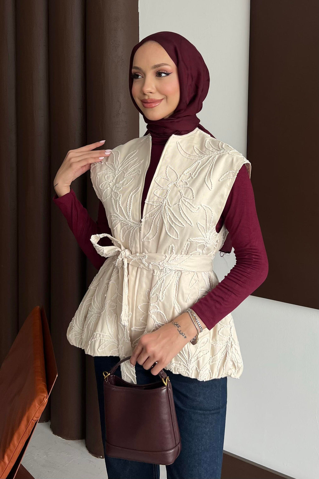 Naila Gabardin-Weste mit Zierstickerei