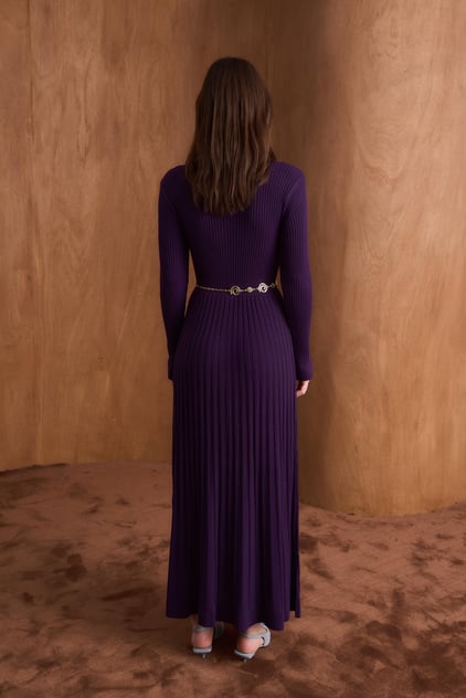 Elara Langes Strickkleid mit goldenen Knöpfen