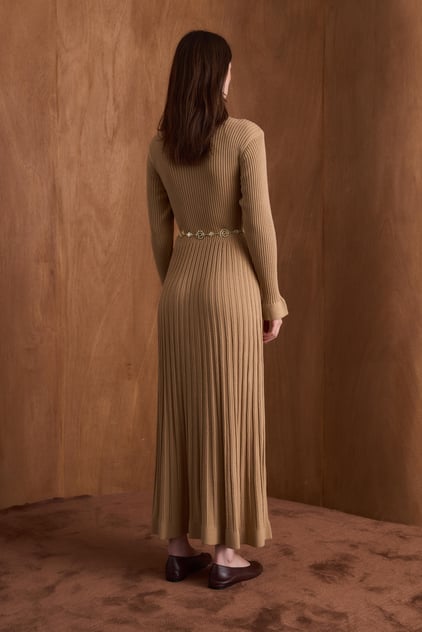 Elara Langes Strickkleid mit goldenen Knöpfen