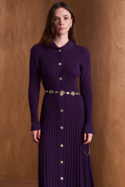 Elara Langes Strickkleid mit goldenen Knöpfen