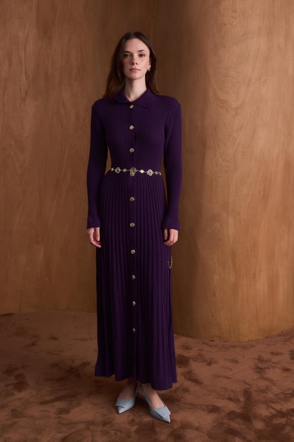 Elara Langes Strickkleid mit goldenen Knöpfen