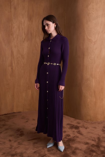 Elara Langes Strickkleid mit goldenen Knöpfen