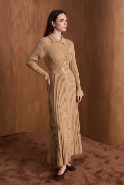 Elara Langes Strickkleid mit goldenen Knöpfen