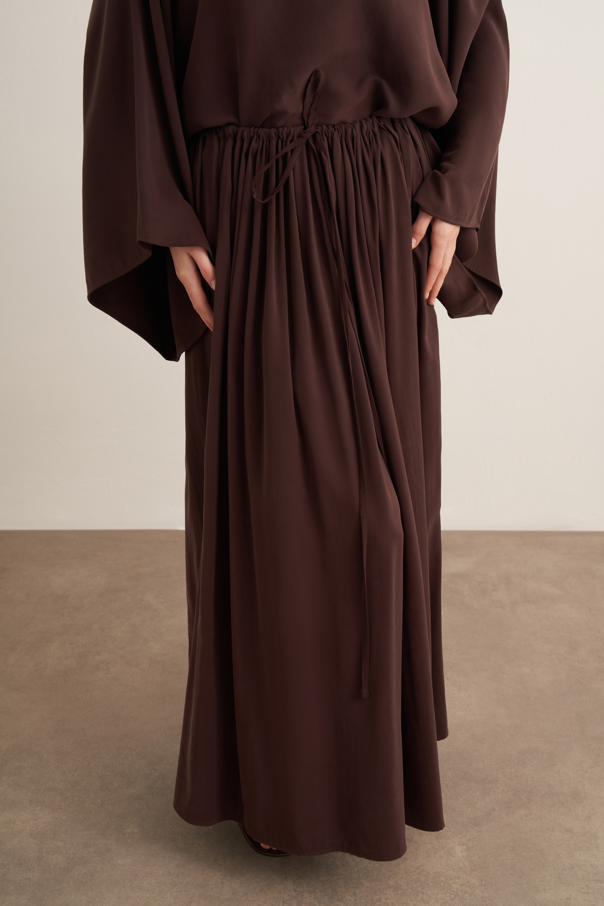 Noor Cupro Set mit gerafftem Rock braun