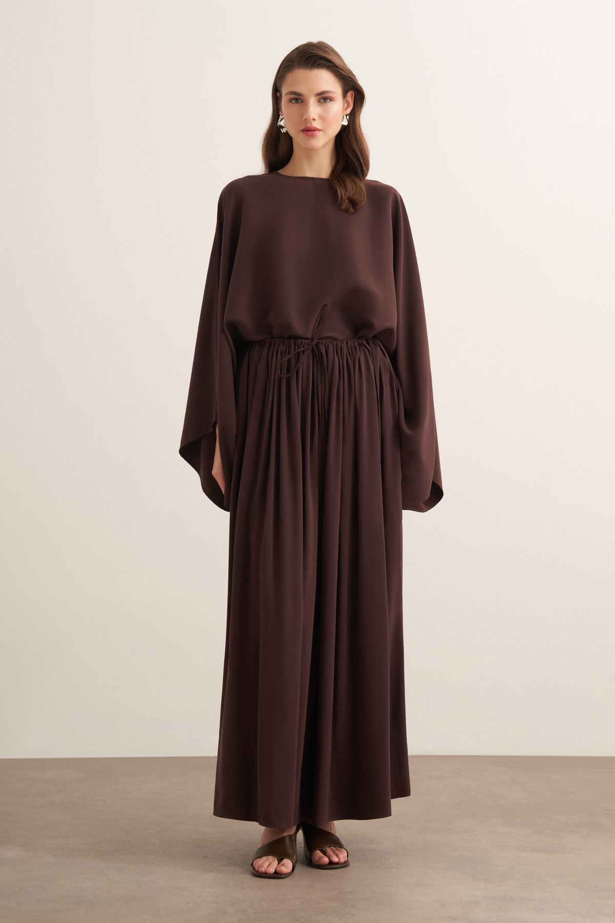 Noor Cupro Set mit gerafftem Rock braun