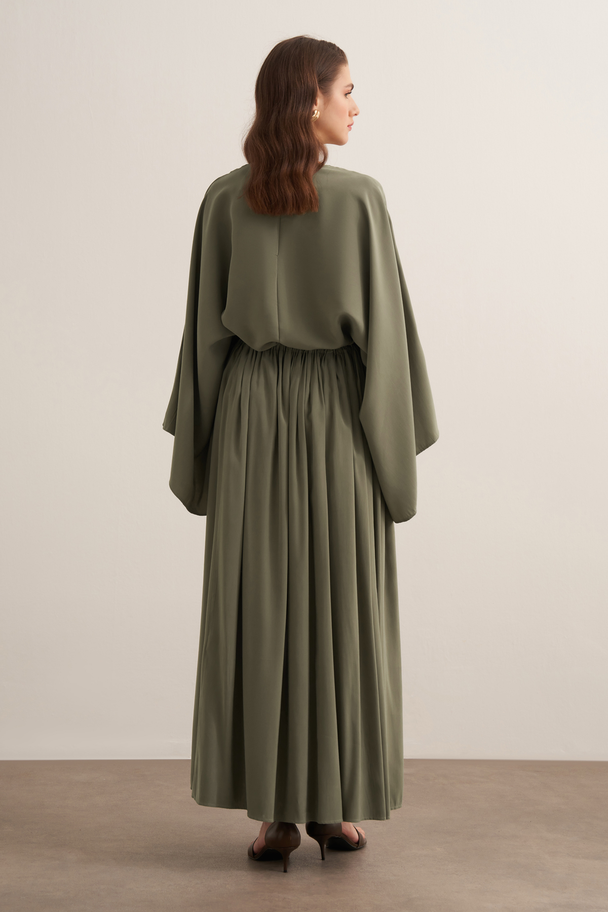 Noor Cupro Set mit gerafftem Rock olive