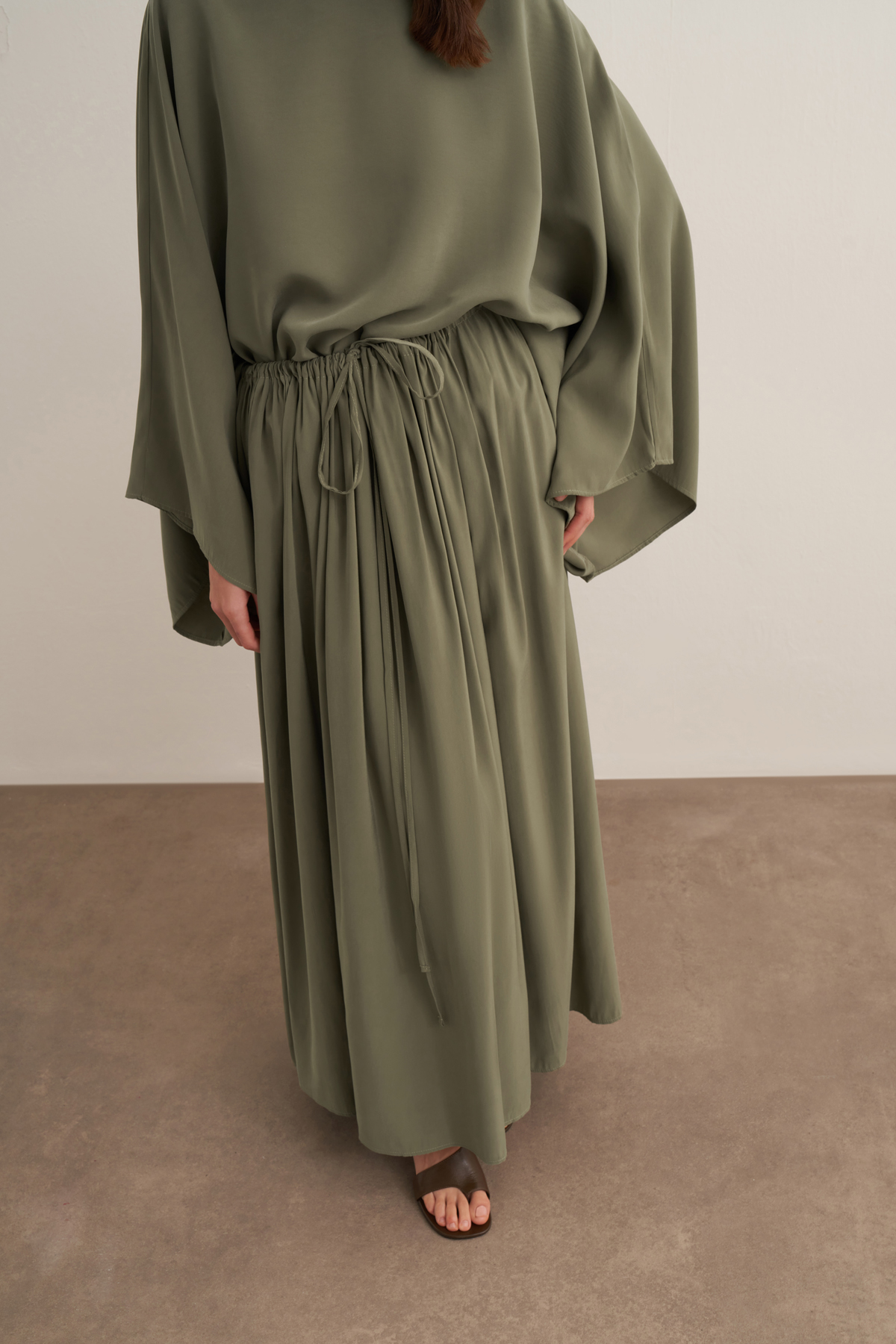 Noor Cupro Set mit gerafftem Rock olive