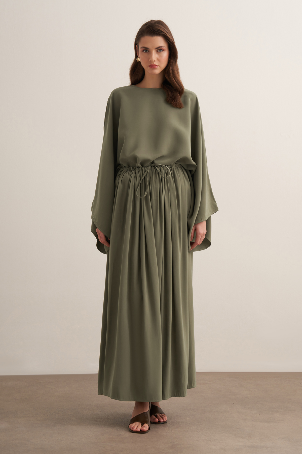 Noor Cupro Set mit gerafftem Rock olive