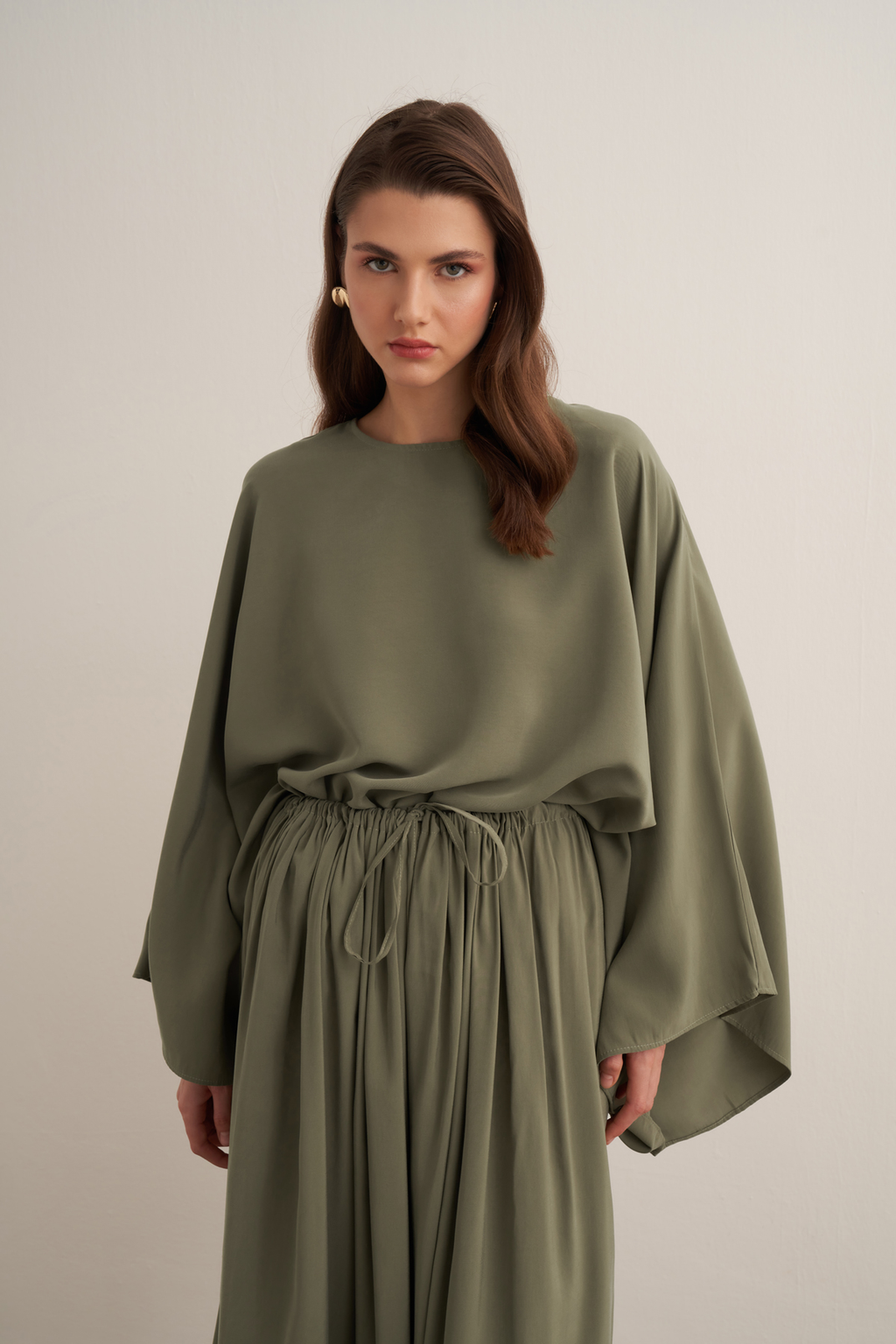 Noor Cupro Set mit gerafftem Rock olive